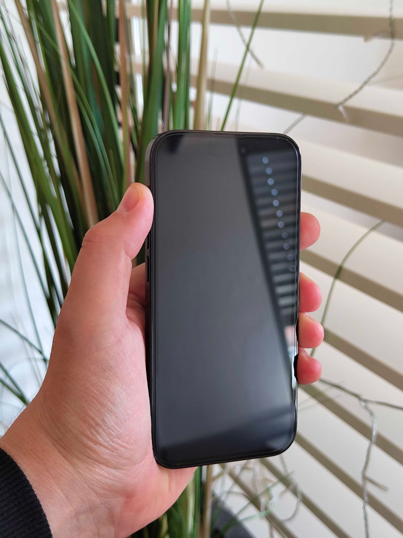 iPhone mit frisch montierter se® noglass Folie in der Hand