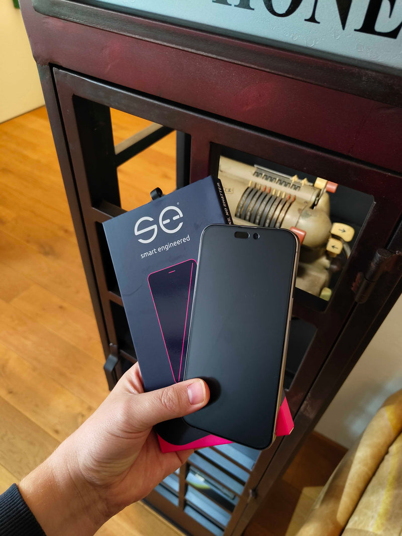 iPhone mit montierter se® noglass Folie und Verpackung in der Hand