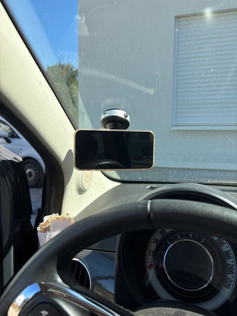 Kundenfoto: se® SNAPMOUNT an der Windschutzscheibe eines Kleinwagens